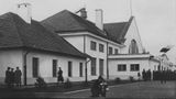 Dworzec kolejowy w Stołpcach. Lata 30. XX wieku. Fot. NAC