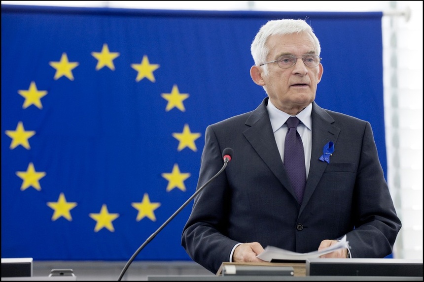 Jerzy Buzek dziękuje Piotrowi Naimskiemu za Baltic Pipe.
