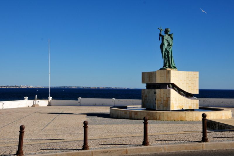 Wejscie do portu Lagos. Święty Gonzales,patron miasta