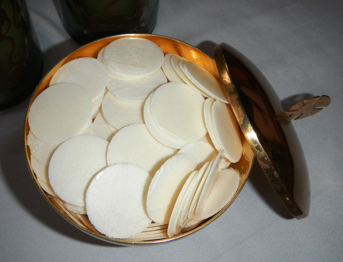 Policyjna interwencja w kościele. Nastolatek wypluł komunikant i zbulwersował księdza