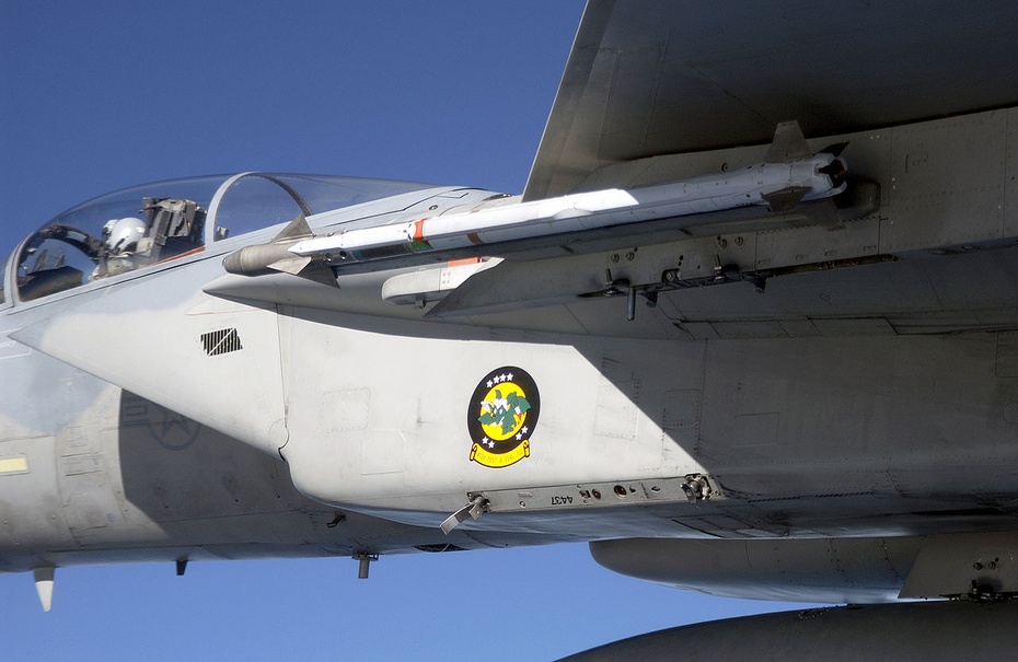 AIM-9X Sidewinder na pokładzie F-15. Zestrzelenia nad Alaską dokonano z pomocą takiego modelu rakiety - tyle że z myśliwca F-22. Fot. Wikimedia