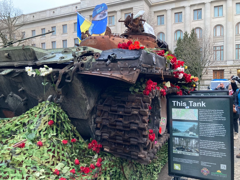 Rosyjski czołg obsypany kwiatami. Fot. Twitter