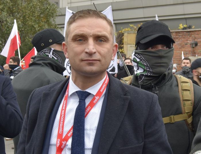 Policja w domu Bąkiewicza. Czego szukają funkcjonariusze?