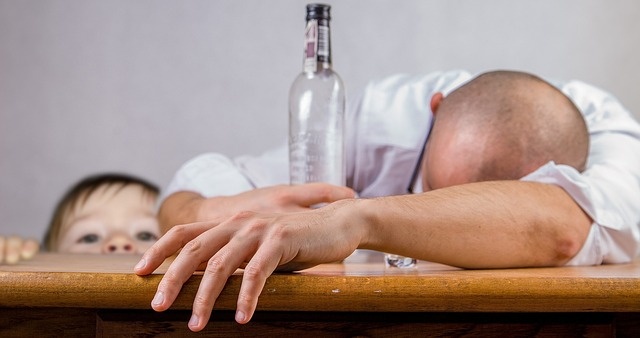 Im więcej czasu podczas pandemii muszą spędzać w domach osoby dorosłe, tym większym problemem staje się nadużywanie alkoholu.