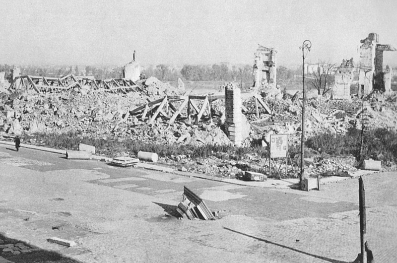 Wikipedia: Ruiny Zamku Królewskiego, widok od strony placu Zamkowego, na bruku rozbita kolumna Zygmunta (1945)