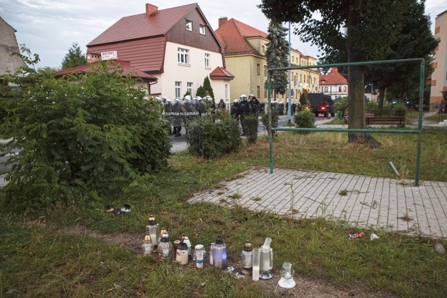 Znicze przy ulicy Traugutta w Lubinie, gdzie doszło do tragedii. Fot. PAP/Aleksander Koźmiński