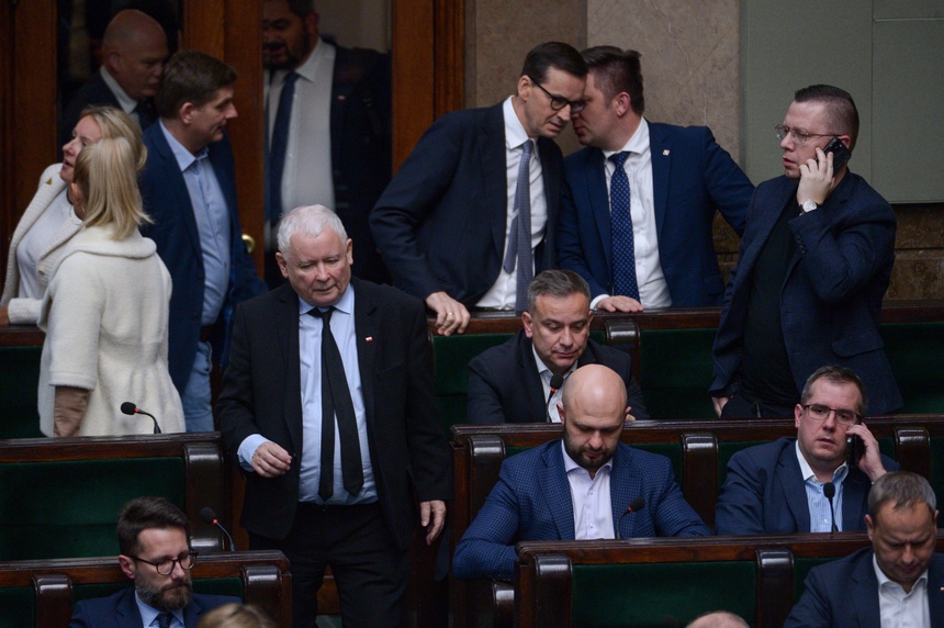 Premier Mateusz Morawiecki (3P), poseł PiS Michał Dworczyk (2P) i prezes PiS Jarosław Kaczyński (2L) podczas bloku wieczornych głosowań w Sejmie w Warszawie, 16 bm. (mr) PAP/Marcin Obara