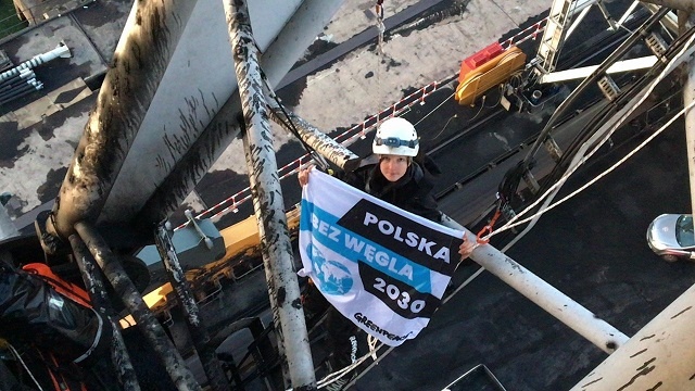 Aktywistka Greenpeace na dźwigu w Gdańsku. Fot. Greenpeace Polska/Twitter