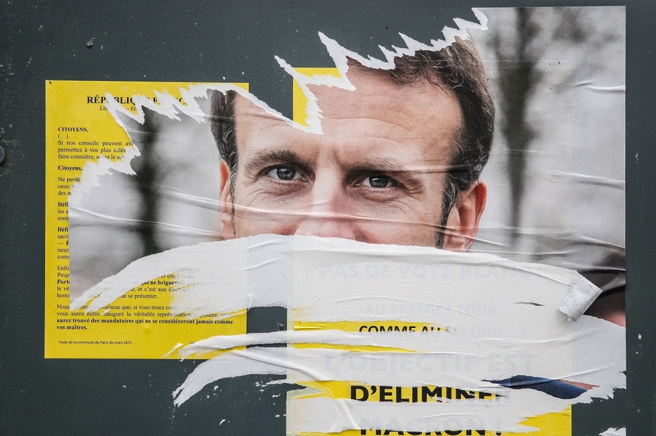 Emmanuel Macron na plakacie wyborczym. Fot. PAP/EPA/Mohammed Badra