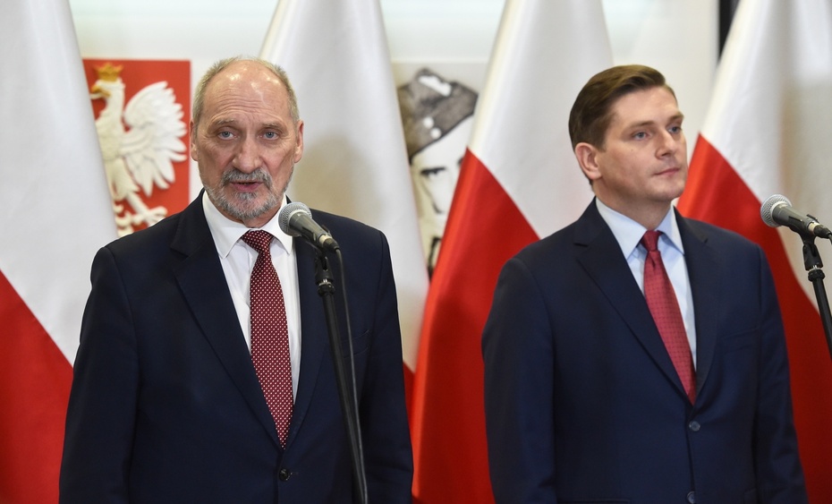 Minister obrony narodowej RP Antoni Macierewicz i wiceminister Bartosz Kownacki, fot. PAP/Jacek Bednarczyk