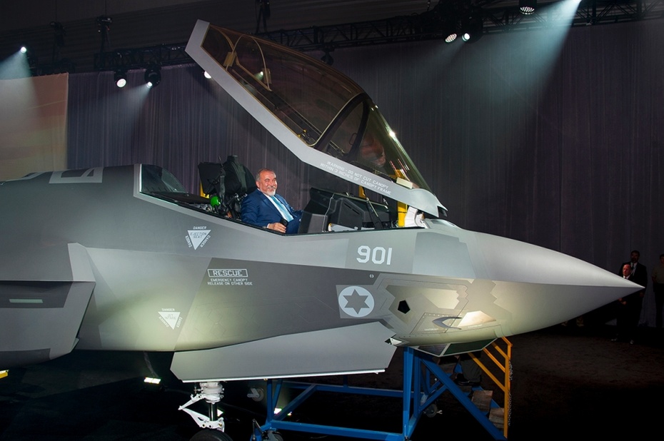 Izraelski Minister Obrony Avidgor Liberman w kabinie F35. Zdjęcie> Lockheed Martin