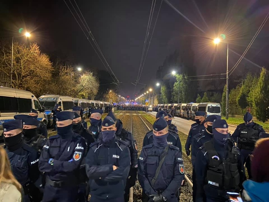 Zmasowane siły policyjne ochraniające dom „ojca narodu” Jarosława Kaczyńskiego