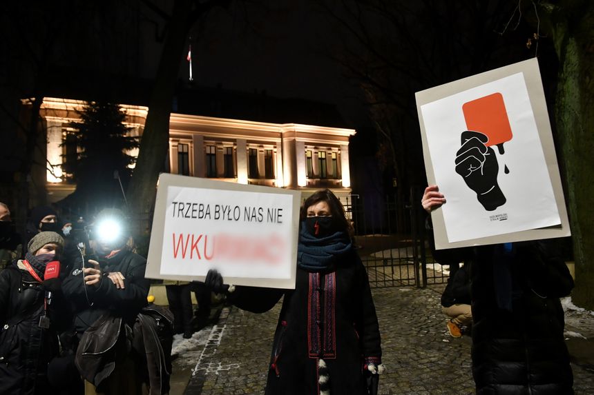 Protest kobiet przed siedzibą TK