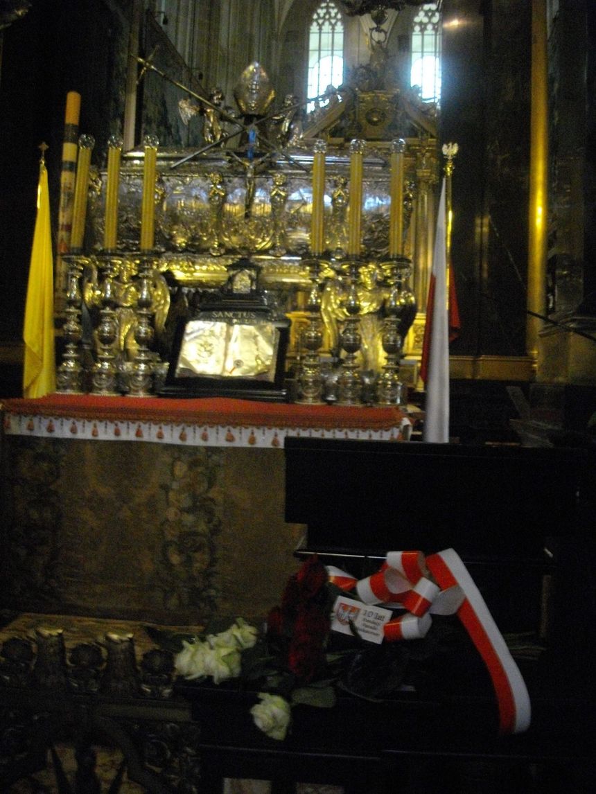 Wiązankę biało-czerwonych róż wraz z egzemplarzem litanii do rtm.Pileckiego złożyliśmy przed konfesją św.Stanisława.