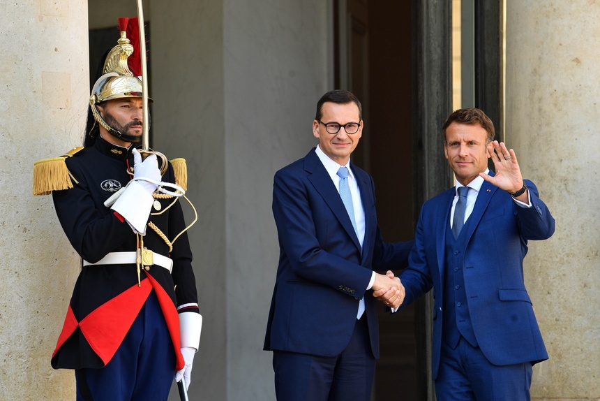 Mateusz Morawiecki w poniedziałek spotkał się w Paryżu z Emmanuelem Macronem. Fot. PAP/Radek Pietruszka
