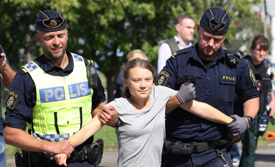 Greta Thunberg zabrana przez policjantów z protestu w Malmoe, fot. PAP/EPA Andreas Hillergren