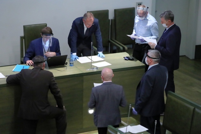 Sędziowie podczas liczenia głosów oddanych w ramach Zgromadzenia Ogólnego Sędziów Sądu Najwyższego, fot. PAP/Tomasz Gzell