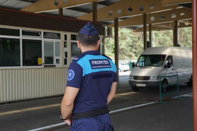 Przedstawiciel Frontexu na przejściu granicznym, fot. Frontex.europa.eu