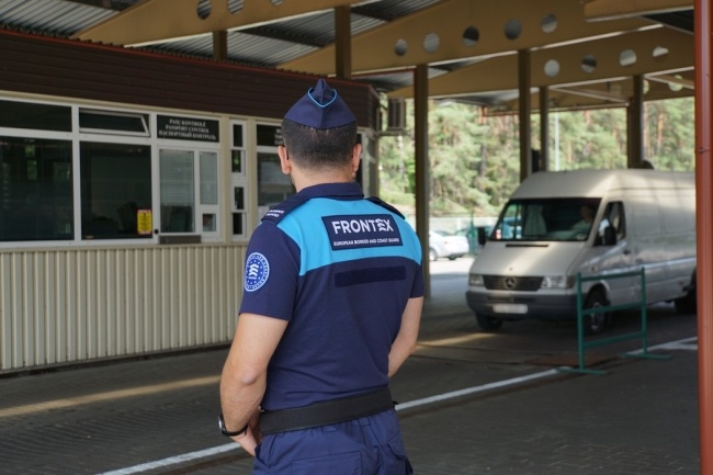 Przedstawiciel Frontexu na przejściu granicznym, fot. Frontex.europa.eu
