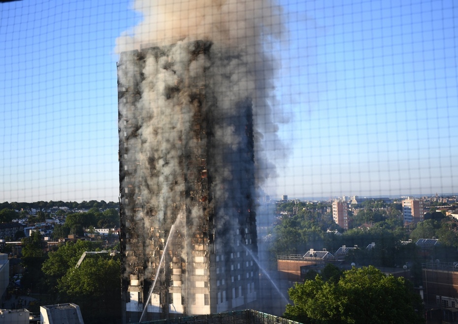 Płonący wieżowiec w Londynie, fot. PAP/EPA/FACUNDO ARRIZABALAGA