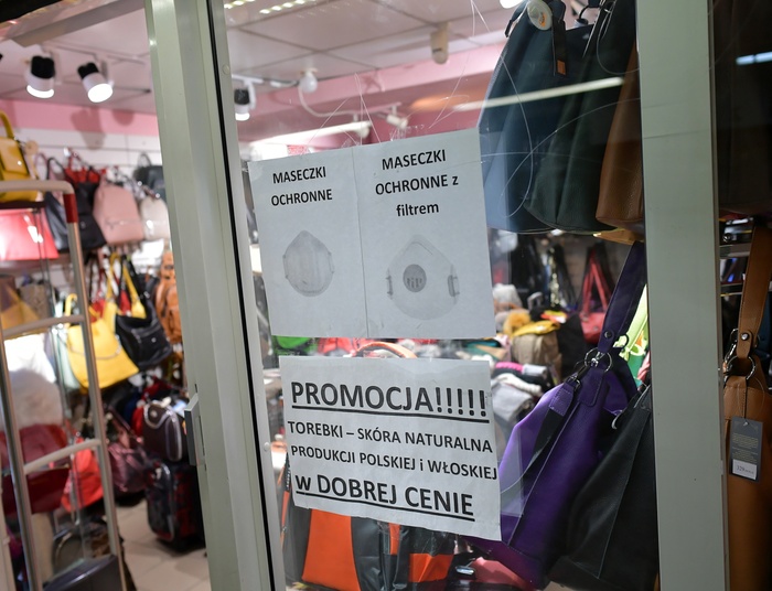 Sklepy chcą zarobić na koronawirusie zawyżając ceny. Interweniuje UOKiK