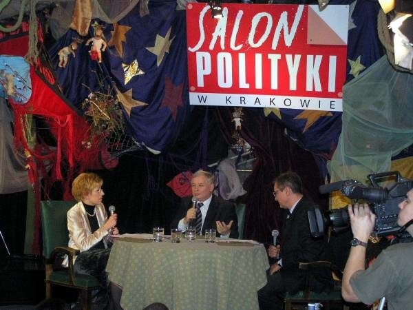 Rok 2006. Premier Jarosław Kaczyński w krakowskiej Piwnicy pod Baranami, jako gość Salonu POLITYKI