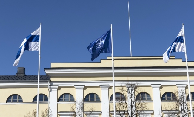 Flagi NATO przed budynkiem MSZ w Helsinkach, fot. PAP/EPA/MAURI RATILAINEN