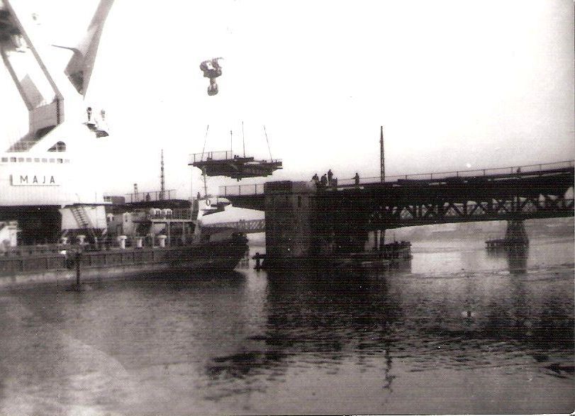 Most Siennicki na gdańskiej Przeróbce. Ta fotografia jest unikalna, chyba nikt inny nie pstryknął fotki w tym właśnie momencie.