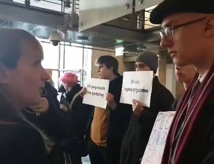 Protest w siedzibie „Wyborczej”. Spod TVP pikietujący przenieśli się na Czerską