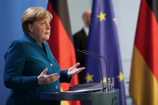 Pierwszy test na obecność koronawirusa u kanclerz Niemiec Angeli Merkel jest negatywny. Fot. PAP/EPA/CLEMENS BILAN/POOL