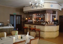 Dworek - sala restauracyjna wewnątrz budynku.
