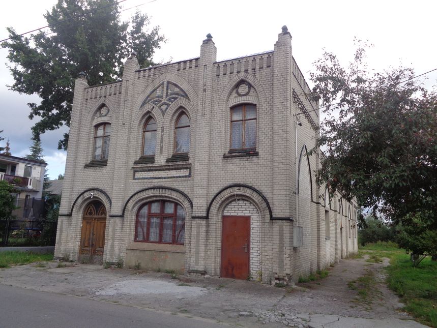 Podobno dawny dom modlitwy mennonitów (pokazany takżę przez Lestata)