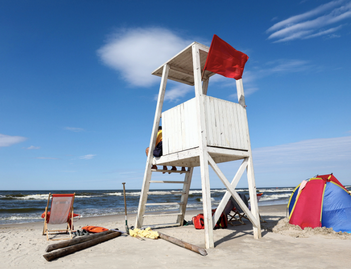 Lato nad Bałtykiem w pełni. Fale i sinice zamykają plaże