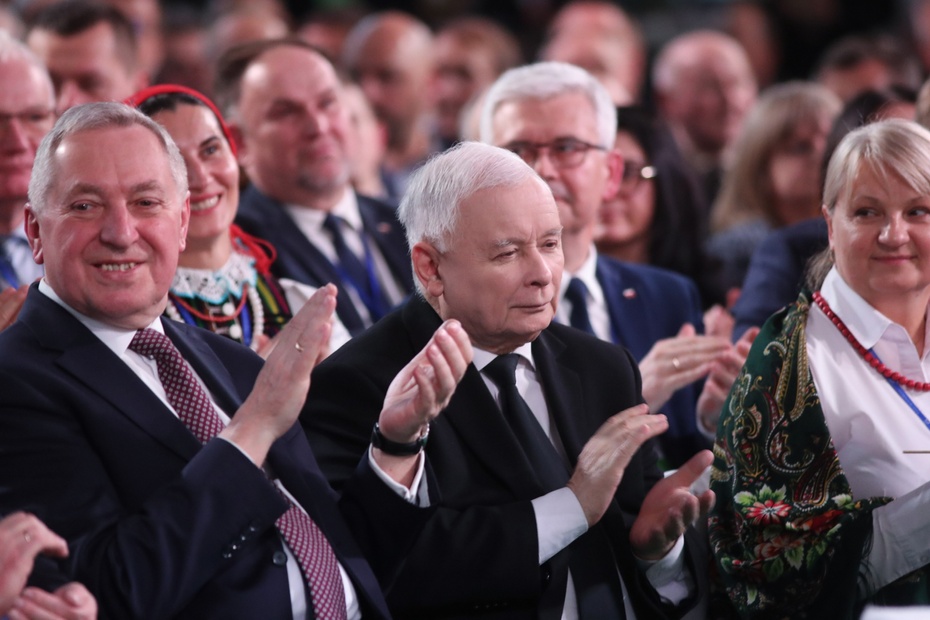 Jarosław Kaczyński (w środku). Fot. PAP/Roman Zawistowski