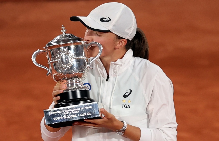 Iga Świątek pokonała amerykańską tenisistkę Cori Gauff 6:1, 6:3 w finale i triumfowała w wielkoszlemowym French Open.  Źródło: EPA/MARTIN DIVISEK