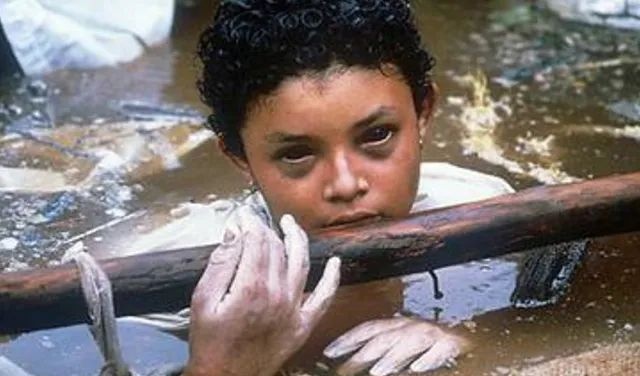 fot. Frank Fournie, November 1985: Omayra Sanchez, 13 year-old victim of the eruption of the Nevado del Ruiz volcano in Armero, Colombia/Wikipedia, prawa zastrzeżone