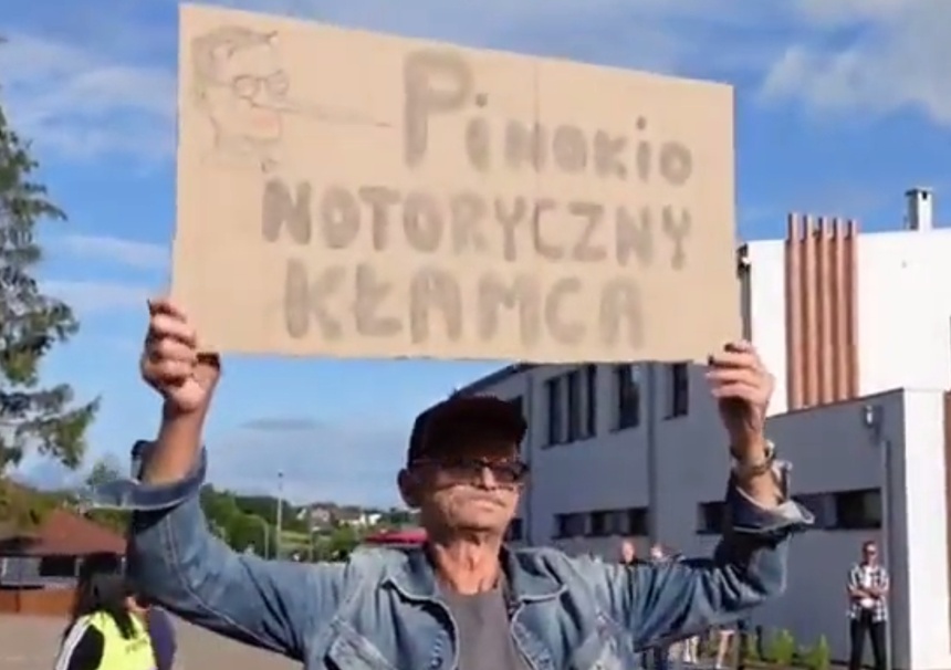 Pan Wiesław z Rypina ze swoim transparentem, fot. Screenshot/Twitter