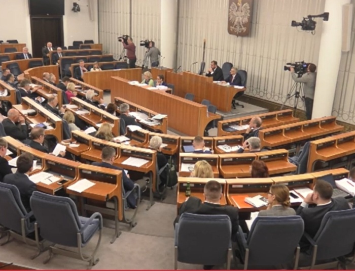 Już kilku senatorów zakażonych Covid-19. Grodzki przesuwa posiedzenie Senatu