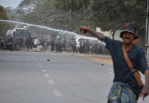 Protesty w Birmie przeciw puczowi wojskowemu. Fot. PAP/EPA/KAUNG ZAW HEIN