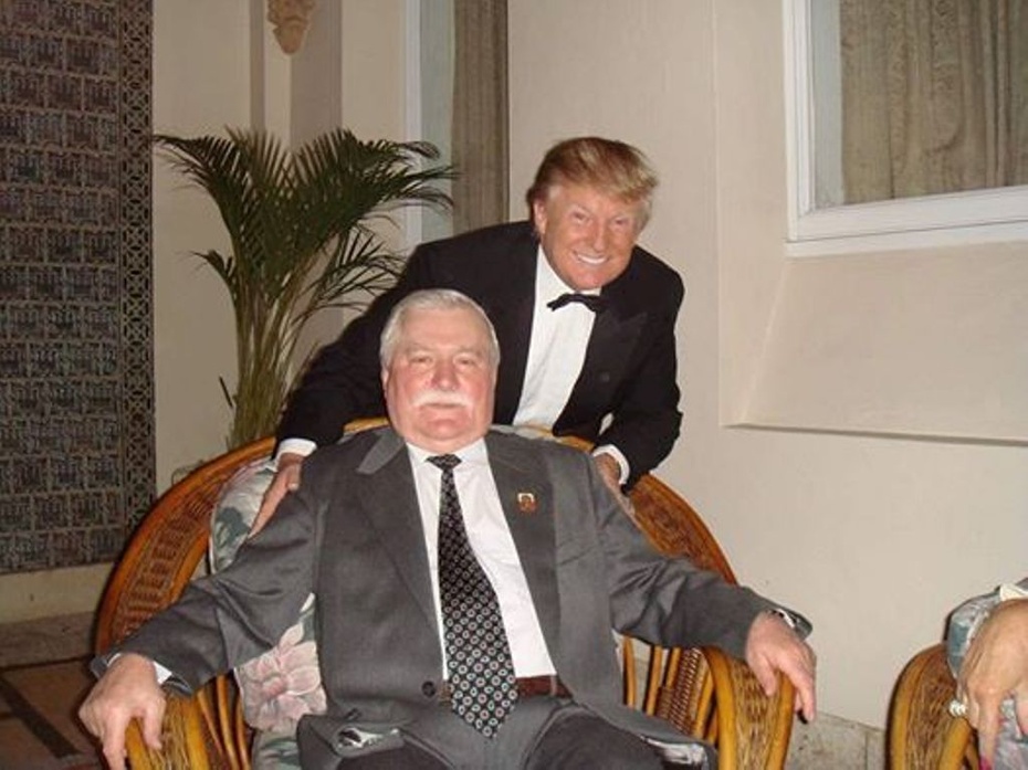 Zdjęcie wykadrowane z fotografii grupowej z wizyty Lecha Wałęsy w klubie Donalda Trumpa na Florydzie