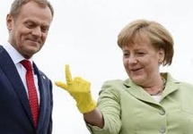 ...a ja tak składam piąstkę. Popatrz! Najpierw trzy paluszki a potem te dwa...