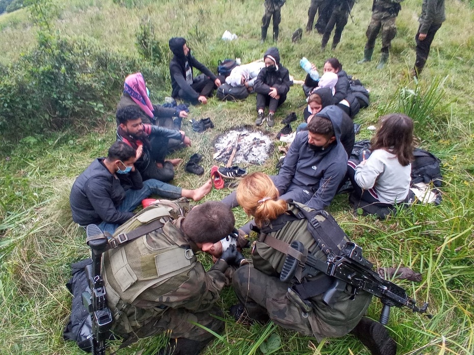 Utknęli na bagnach w Puszczy Białowieskiej. Grupa migrantów jest już bezpieczna. Fot. Twitter