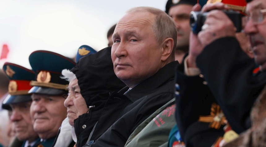 Powracają spekulacje o złym stanie zdrowia Władimira Putina. Media zauważają, że jego zachowania mogą wskazywać na zmaganie się z chorobą Parkinsona oraz rakiem tarczycy. (fot. Flickr / Ukraine Europa Biggest Breaking News)