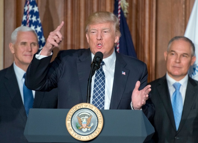 Donald Trump: Koniec wojny z węglem. fot. PAP/EPA