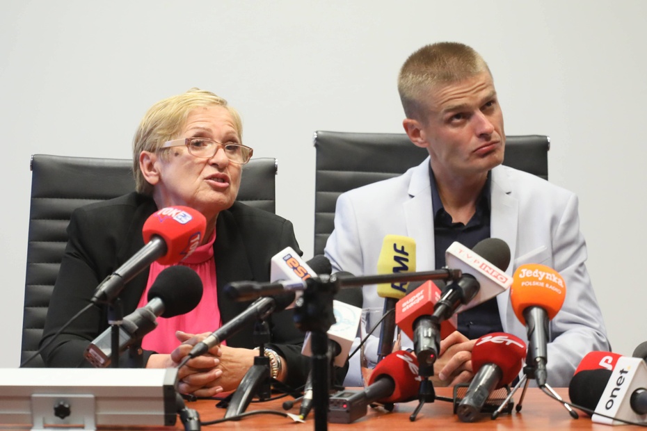 (Tomasz Komenda i jego matka Teresa Klemańska. Fot. PAP/Paweł Supernak)