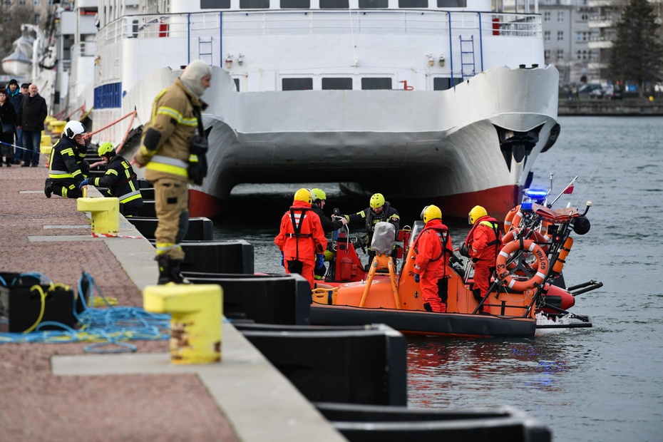 Służby ratownicze wyciągnęły z wody kierowcę w Gdyni. Fot. PAP