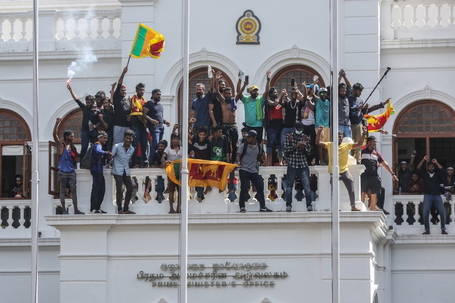 Premier Sri Lanki ogłosił w tym kraju stan wyjątkowy. Demonstranci domagają się dymisji prezydenta i premiera. (fot. PAP/EPA)