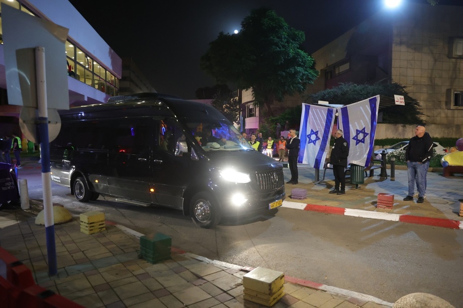 Hamas uwolnił część zakładników. Fot. PAP/EPA/ABIR SULTAN