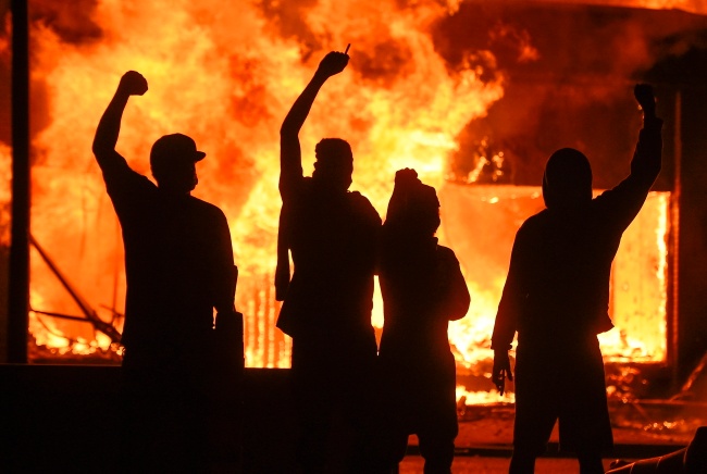 Trwają zamieszki na ulicach Minneapolis (USA). Fot. PAP/EPA/CRAIG LASSIG
