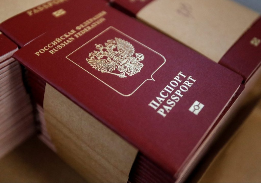 Rosyjski paszport, fot. atlanticcouncil.org
